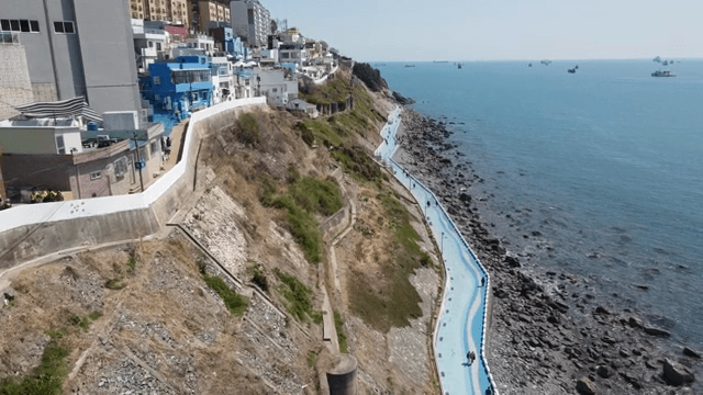 언덕에 집들이 있는 화려한 해안 마을