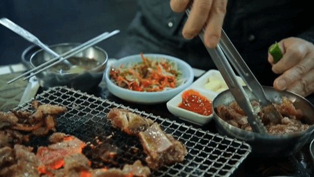 바비큐에서 구워지는 양념 갈비