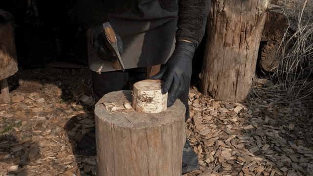 야외에서 나무를 자르는 사람