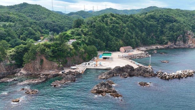 푸른 언덕이 있는 해안 마을