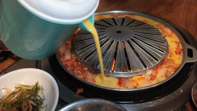 김치 계란말이와 함께 불판에 구워먹는 고기