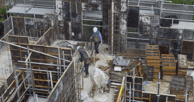 구조물을 짓는 건설 노동자들