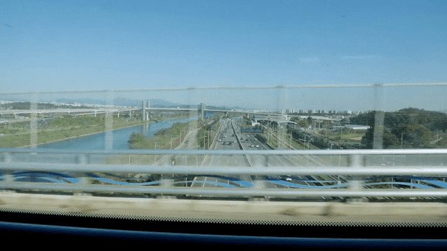 이동 중인 차량에서 본 고속도로와 강