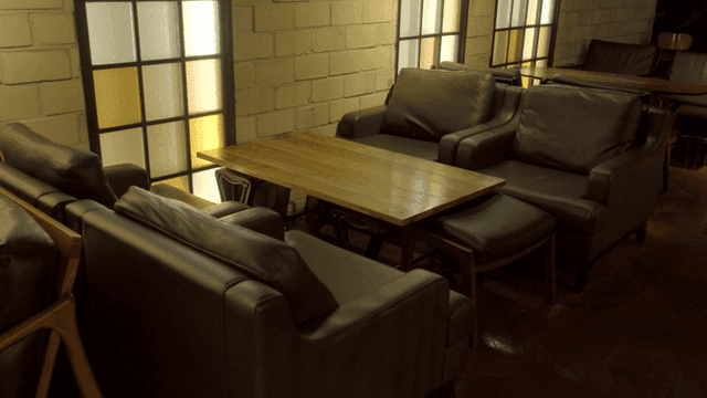 가죽 소파가 있는 아늑한 카페 내부