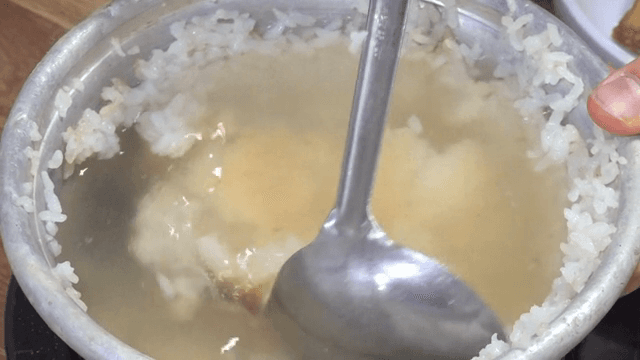 한국식 누룽지탕을 젓기