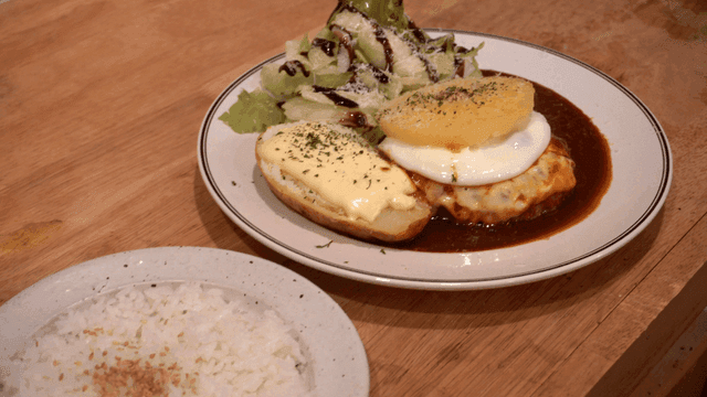 함박 스테이크와 샐러드가 있는 접시