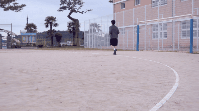 학교 운동장에서 조깅하는 사람