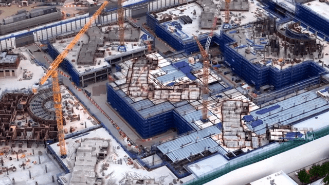 크레인이 있는 대형 건설 현장