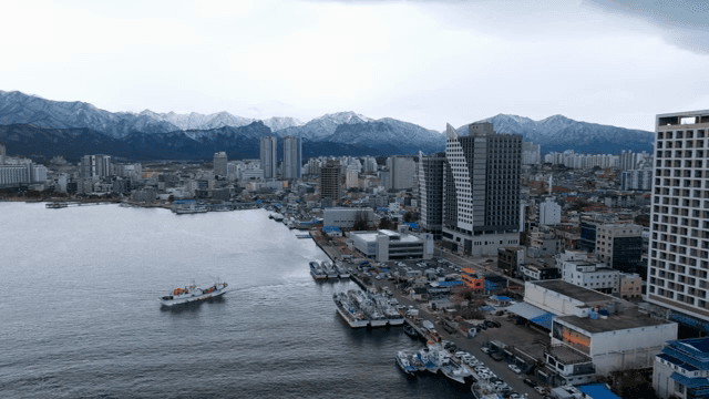 배경에 산이 있는 해안 도시