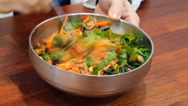 신선한 재료가 들어간 비빔밥