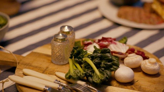 고급스러운 식사를 위한 아늑한 테이블 세팅