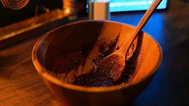 양념이 든 나무그릇에 하얀 떡을 추가하는 모습