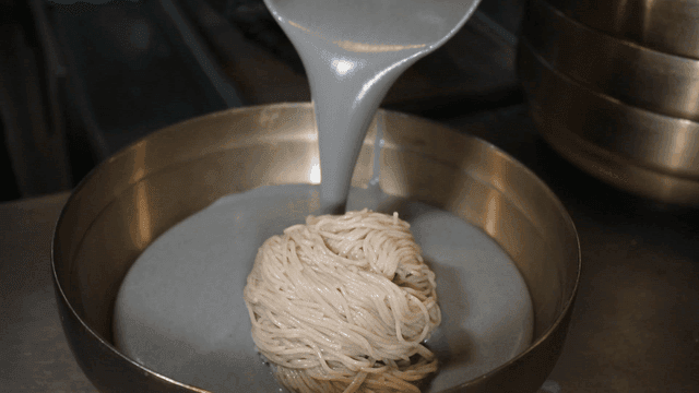 메밀면에 부어지는 서리태 국물