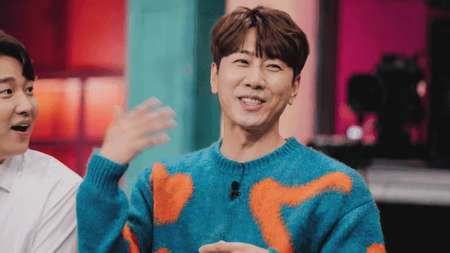 마이크를 차고 웃고 즐기는 사람들