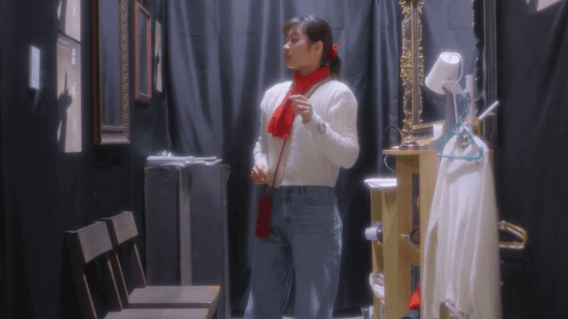 실내의 물건을 정리하는 여성