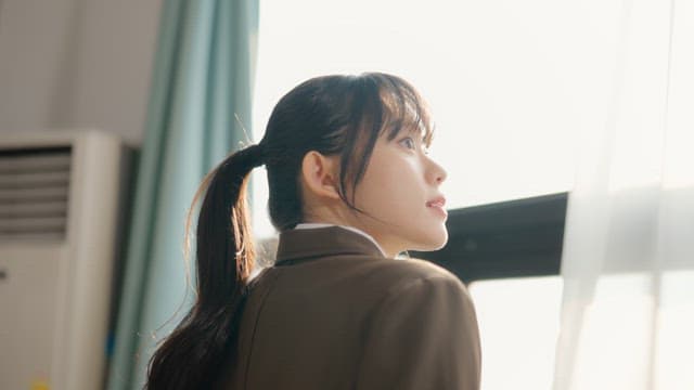 교실 창문을 바라보는 학생