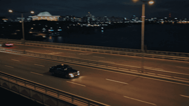 차들이 움직이는 다리의 야경