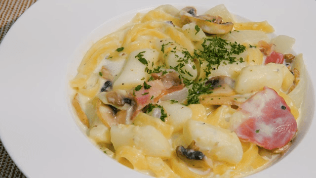 Creamy pasta with mushrooms and herbs