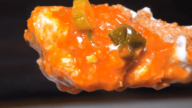 떡볶이 국물을 찍은 치킨