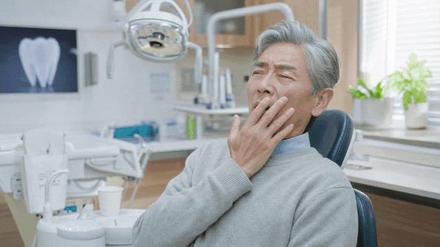 Elderly patients suffering from toothaches at dental clinic
