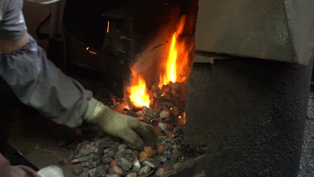 불꽃이 튀는 용광로를 관리하는 노동자