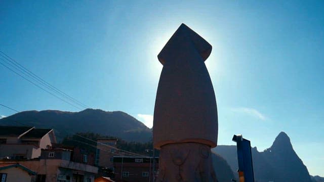 하늘을 배경으로 한 조각상의 실루엣