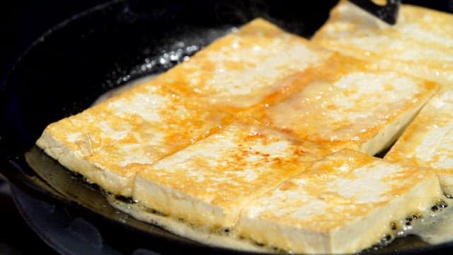 프라이팬에서 노릇하게 구워지는 두부