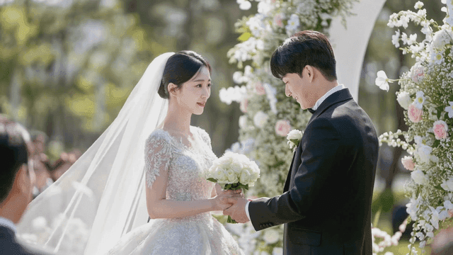 결혼식에서 부케를 잡은 신랑과 신부