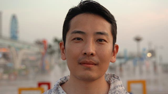 분수 앞에서 미소 짓는 남자