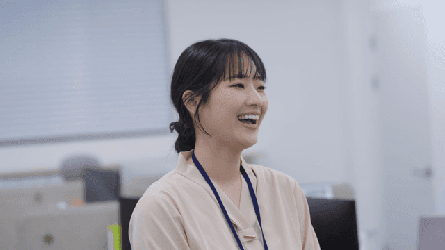 사무실에서 미소 짓는 직장인