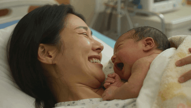 병원에서 신생아를 안고 있는 엄마