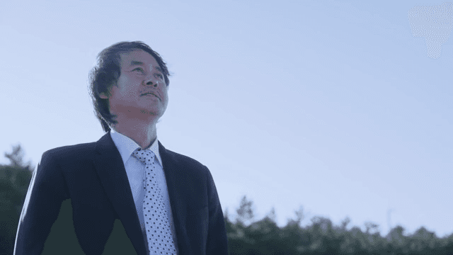 야외에서 바람을 맞으며 혼잣말을 하는 남성