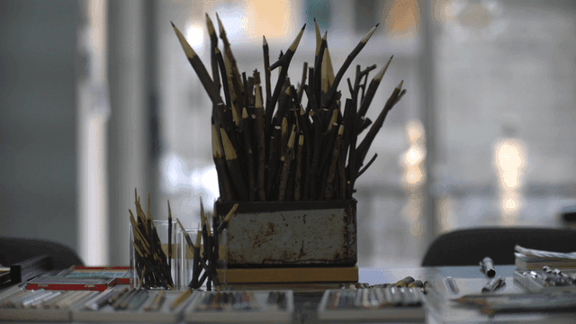 미술 활동 테이블 위 나뭇가지 연필 조각품