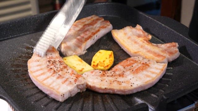 그릴에 지글거리는 삼겹살과 마늘