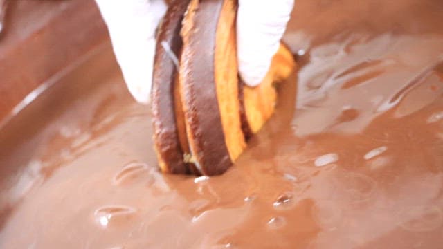 페이스트리를 초콜릿 퐁듀에 찍는 모습