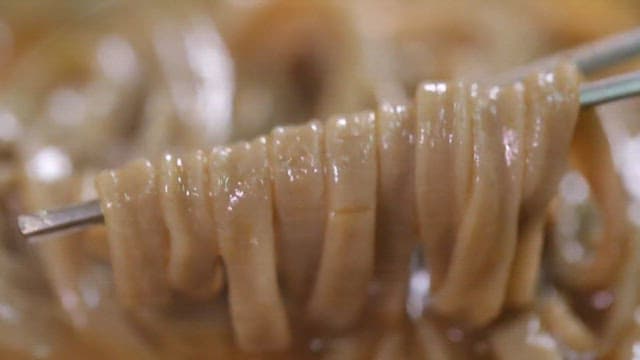 먹음직스러운 콧등치기 메밀국수 한 젓가락