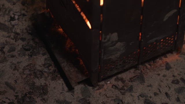 밤에 금속 화로에서 일렁이는 불길