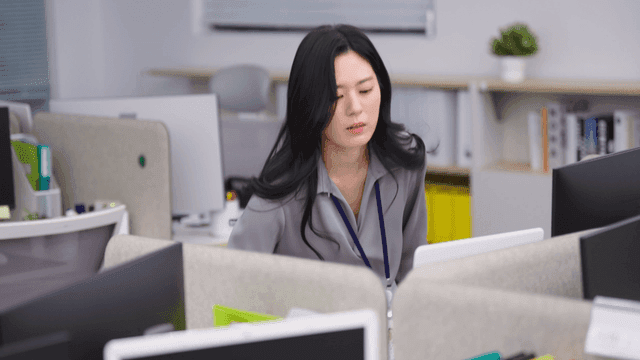 가장 먼저 출근하여 사무실 불을 킨 직장인