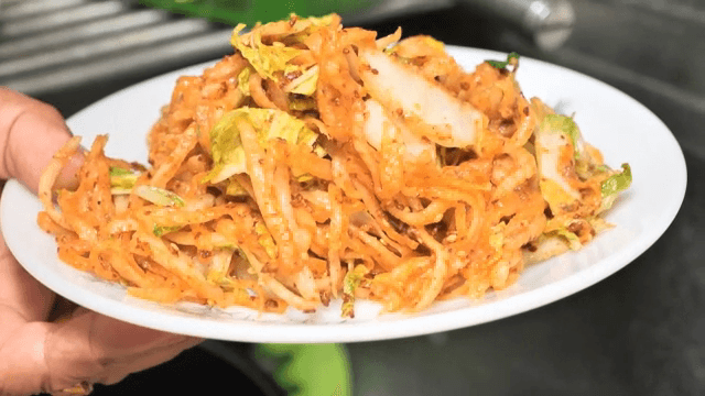 무를 이용하여 만든 나물 한 접시