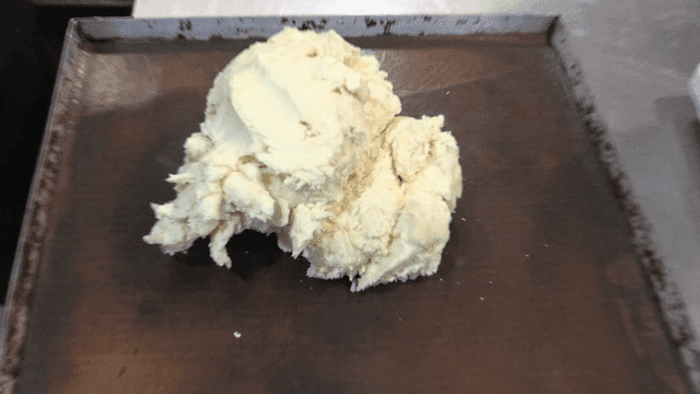 베이킹 트레이 위의 준비되는 빵 반죽