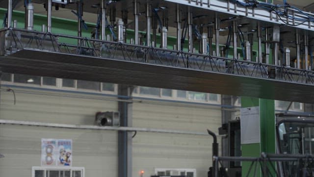 공장에서 작동 중인 대형 기계