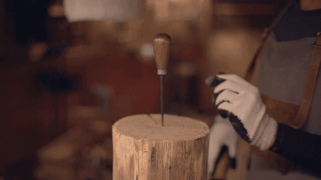 장인이 정교하게 나무를 조각하는 모습