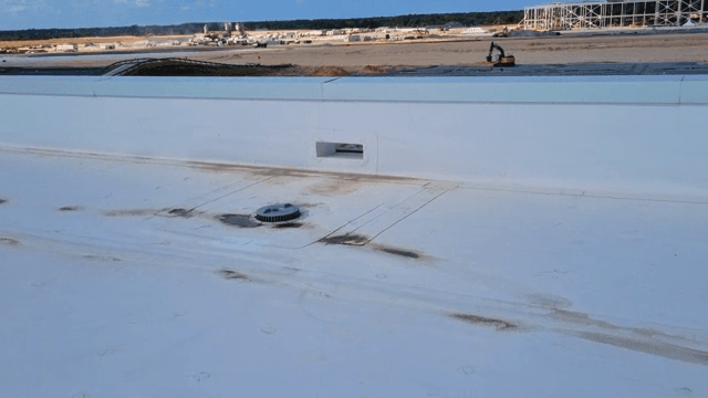 크레인과 구조물이 있는 건설 현장