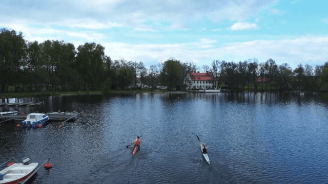 고요한 호수에서 카약을 타는 사람들