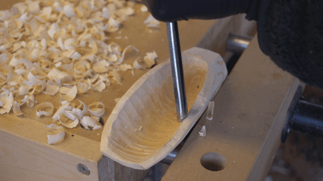 작업대에서 나무 조각을 뜰로 파는 과정