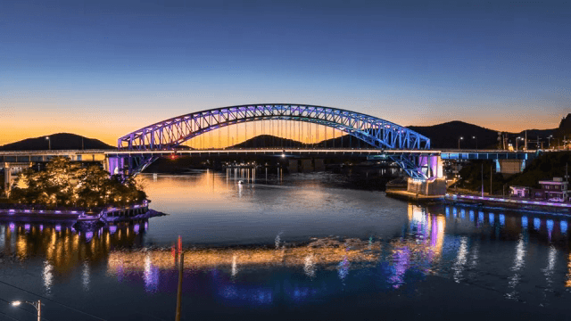 고요한 강 위 조명이 켜진 다리의 야경