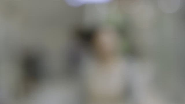 걱정스러운 표정으로 울먹이는 여자