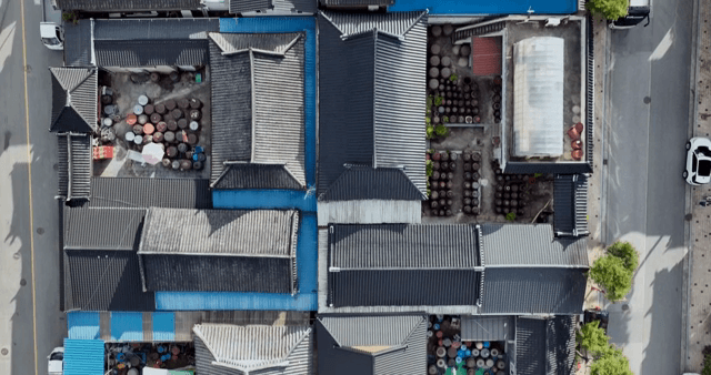 도로가 둘러싼 전통 한옥