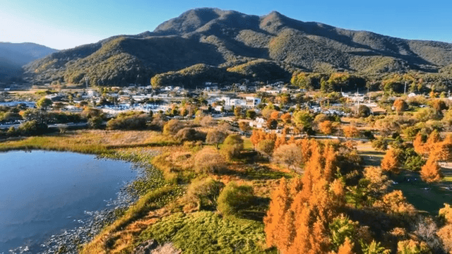 산과 호수가 있는 경치 좋은 마을