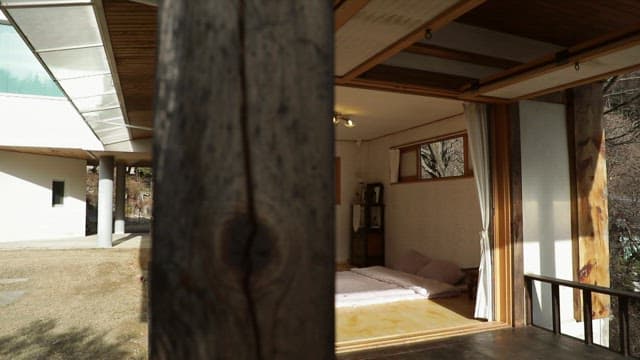 문이 열린 전통 한옥의 내부